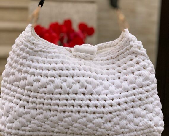 Alba Pura: La Borsa Artigianale in Candida Eleganza.
