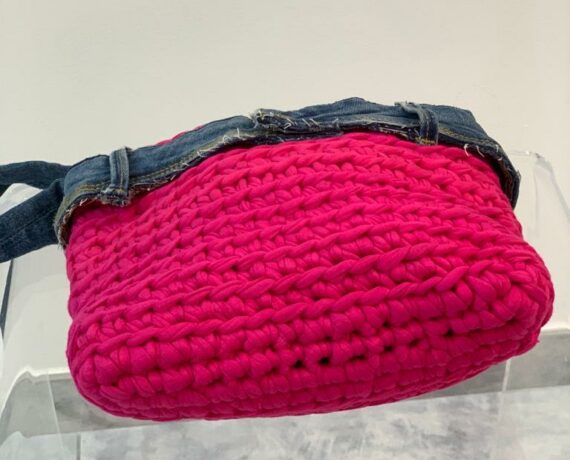 Fusione di Stili: Denim e Maglia in Armonia.