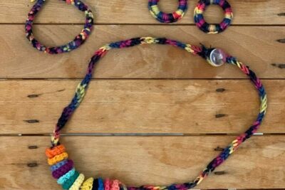 Arcobaleno Artigianale: Parure Tessuta di Allegria