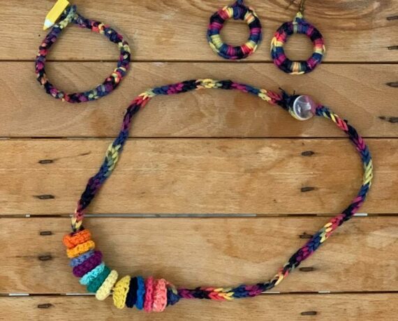 Arcobaleno Artigianale: Parure Tessuta di Allegria