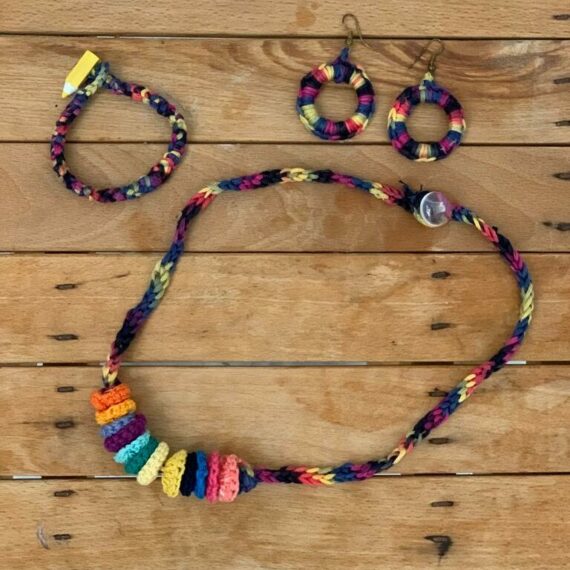 Arcobaleno Artigianale: Parure Tessuta di Allegria